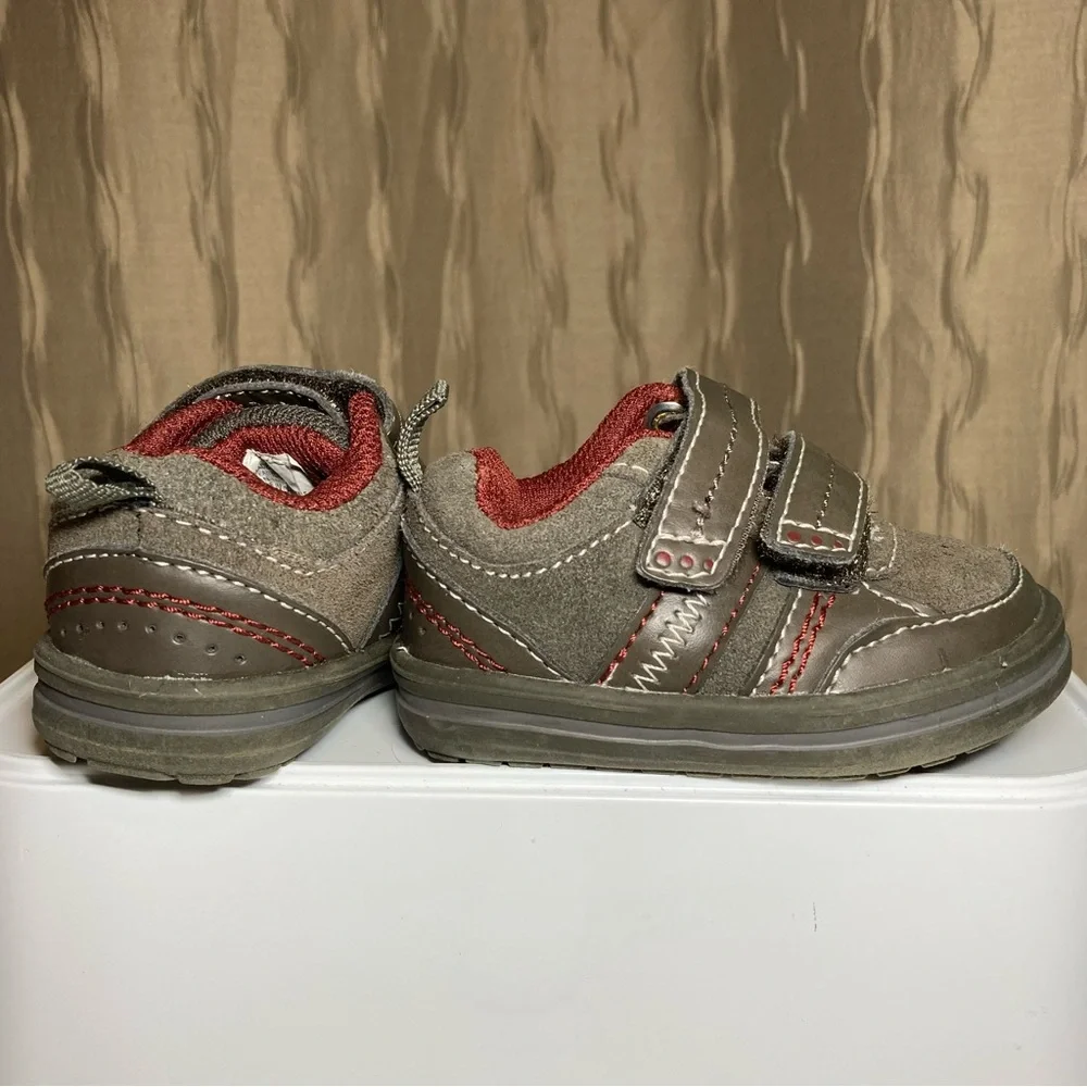 🌺 Genuine Kids OshKosh Infant Baby Size 2 Sneakers Two Strap